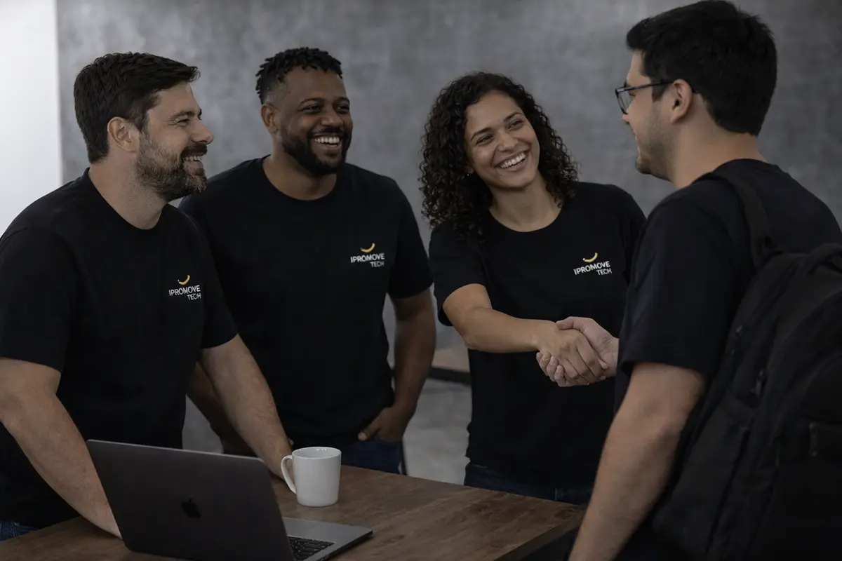 Profissional da Ipromove Tech trabalhando em ambiente colaborativo